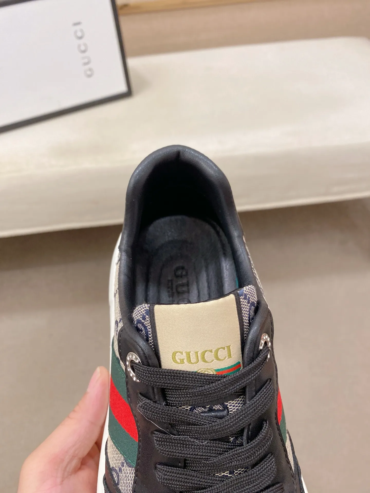 Men's shoes💰 420💰The new GUCCI (Gucci) counters are launched simultaneously. The new men's shoes, 😘fabrics are selected from imported cowhide, and the lining is sheepskin lining. 👍🏿 High-end ☄️ air-cushion molded anti-slip rubber outsole, exquisite lines, simple and elegant, comfortable and high-end for leisure travel. Code number: 38 to 44 (45 can be customized and cannot be returned or exchanged)